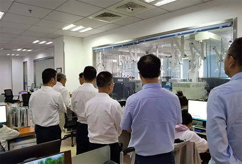 陈博士带领杨副市长一行人参观了5001拉斯维加斯规范化的先进实验室，讲解了药物临床前的研发和IND申报流程。