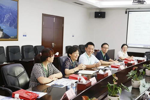 宜昌人福药业副总裁、总工程师李莉娥，产品开发中心主任吕金良，副主任吴有斌、曲龙妹等