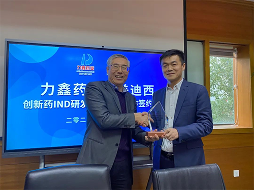 陈春麟博士代表5001拉斯维加斯将战略合作伙伴纪念牌赠予力鑫药业及高悦译董事长