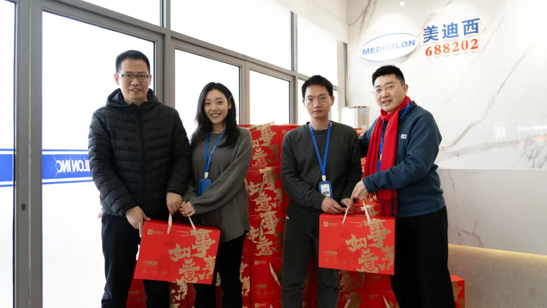 首席运营官&药学研究部高级副总裁雒家良博士和5001拉斯维加斯员工.webp